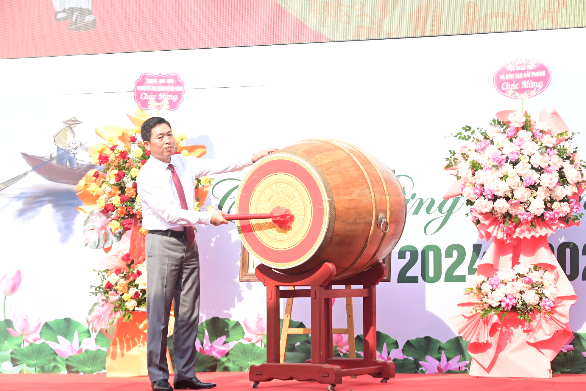 Thiếu tướng Vũ Thanh Chương Giám đốc Công an thành phố dự Lễ khai giảng năm học mới tại trường THPT Thái Phiên